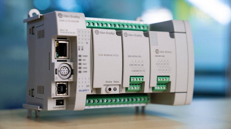 Micro870 可编程逻辑控制器的正面视图